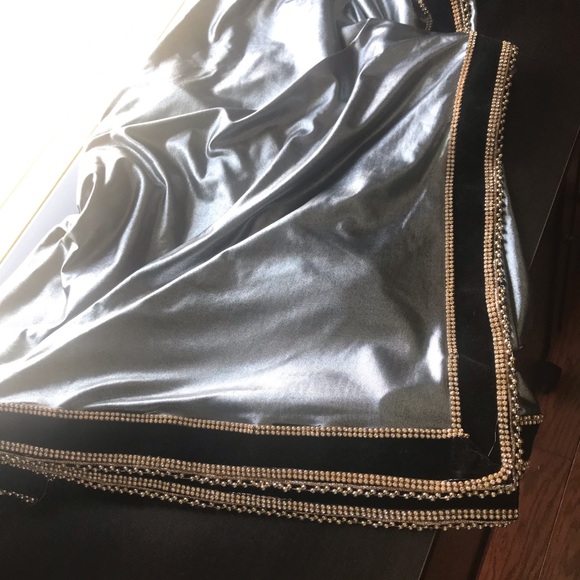 Stunning Silver Sari wth black velvet and gold beading border with blouse piece - Picture 7 of 8